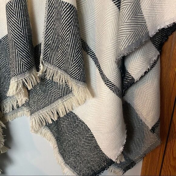 bohemian wrap poncho top - Picture 3 of 3